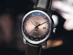 Mühle Glashütte 29er Casual Automatik Edelstahl 42,4mm braunes Zifferblatt braunes Lederband – Herrenuhren Uhr mit Datum aus Edelstahl und Leder. Das Gehäuse ist rund und silber. Das Lederarmband ist braun. Das Zifferblatt ist ein Index in braun. – Ansicht 5
