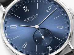 Nomos Glashütte Tangente 2date Handaufzug Edelstahl 38mm blaues Zifferblatt schwarzes Lederband Glasboden – Herrenuhren Uhr mit Datum aus Edelstahl und Leder. Das Gehäuse ist rund und silber. Das Lederarmband ist schwarz. Das Zifferblatt ist arabisch Index und blau. – Ansicht 6