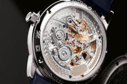 Glashütte Original Senator Mondphase Skelettierte Edition Handaufzug Weißgold 42mm silbernes Zifferblatt schwarzes Lederband – Herrenuhren Uhr ohne Datum aus 750 Weißgold. Das Gehäuse ist rund und silber. Das Lederarmband Kroko / Alligator ist blau. Das Zifferblatt ist römisch Index und silber. – Ansicht 4