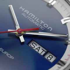 Hamilton American Classic Pan Europe Automatik Edelstahl 42 mm blau Lederband schwarz – Herrenuhren Uhr mit Datum aus Edelstahl und Leder. Das Gehäuse ist rund und silber. Das Lederarmband ist schwarz. Das Zifferblatt ist ein Index in blau. – Ansicht 5