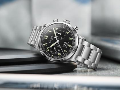 Glashütte Original Senator Chronograph Navigator Automatik Edelstahl 41mm schwarzes Zifferblatt Metallband – Herrenuhren Chronograph aus Edelstahl. Das Gehäuse ist rund und silber. Das Edelstahlarmband ist silber. Das Zifferblatt ist arabisch und schwarz. – Ansicht 11