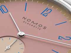 Nomos Glashütte Tangente 38 Datum "175 Years Watchmaking - Pompadour" Handaufzug Edelstahl rosa Zifferblatt graues Textilband Glasboden – Herrenuhren Uhr mit Datum aus Edelstahl. Das Gehäuse ist rund und silber. Das Textilarmband ist grau. Das Zifferblatt ist arabisch Index und rosa. – Ansicht 6
