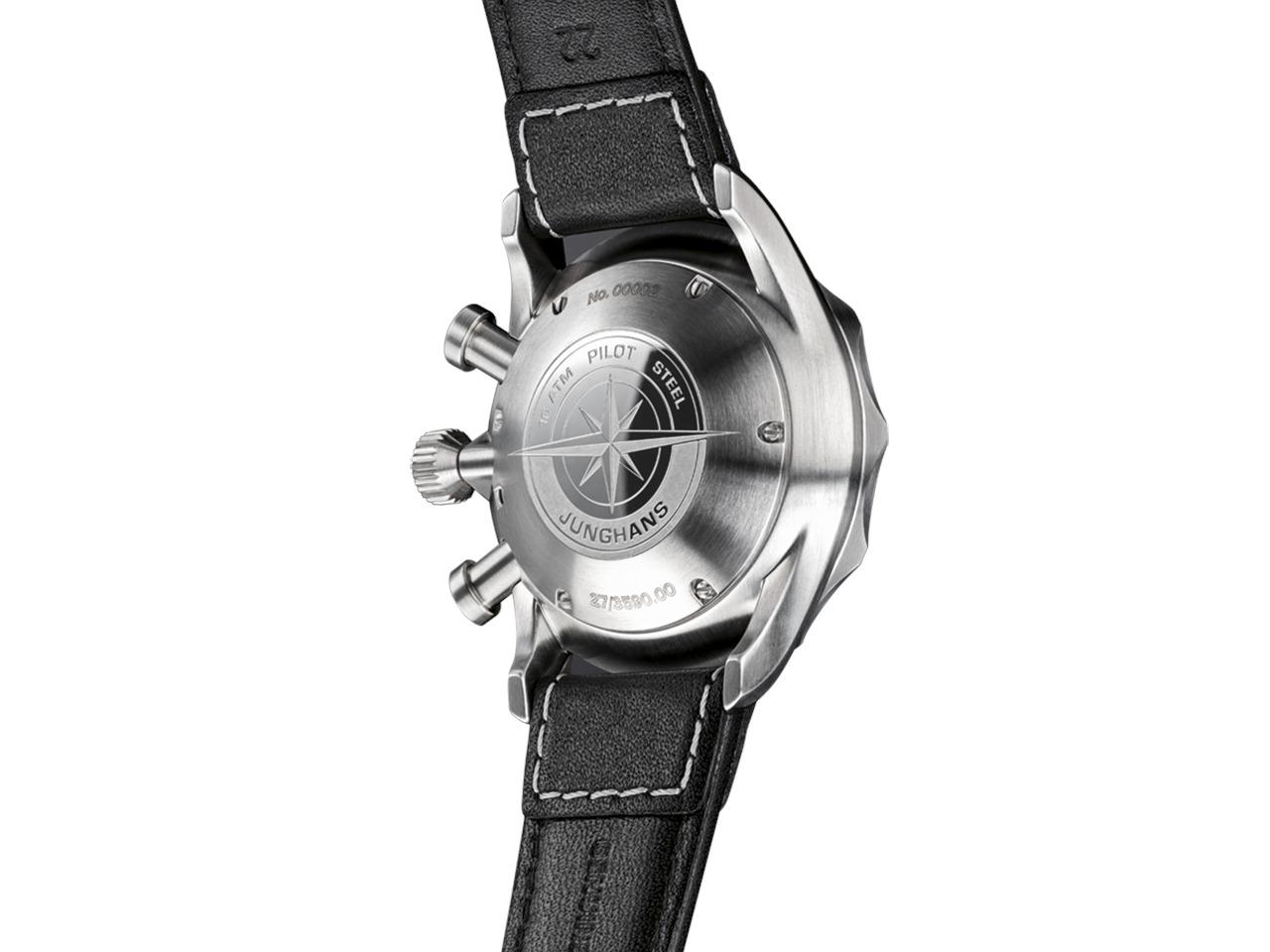 Junghans Meister Pilot Chronoscope Automatik Edelstahl 43mm schwarzes Zifferblatt schwarzes Lederband – Herrenuhren Chronograph aus Edelstahl. Das Gehäuse ist rund und silber. Das Lederarmband ist schwarz. Das Zifferblatt ist arabisch Index und schwarz. – Ansicht 3
