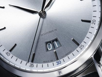 Mühle Glashütte Teutonia IV Großdatum Edition 1994 Automatik Edelstahl 41mm eisblaues Zifferblatt blaues Velours-Lederband – Herrenuhren Uhr mit Datum aus Edelstahl. Das Gehäuse ist rund und silber. Das Lederarmband ist blau. Das Zifferblatt ist ein Index in blau. – Ansicht 2