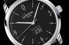 Glashütte Original Sixties Panoramadatum Automatik Edelstahl 42mm schwarzes Zifferblatt schwarzes Lederband – Herrenuhren Uhr mit Datum aus Edelstahl. Das Gehäuse ist rund und silber. Das Lederarmband Kroko / Alligator ist schwarz. Das Zifferblatt ist ein Index in schwarz. – Ansicht 2