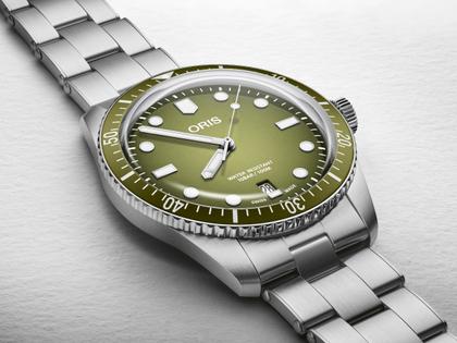 Oris Divers Sixty-Five Date Automatik Edelstahl 40mm grünes Zifferblatt Metallband – Herrenuhren Uhr mit Datum aus Edelstahl. Das Gehäuse ist rund und silber. Das Edelstahlarmband ist silber. Das Zifferblatt ist ein Index in grün. – Ansicht 3
