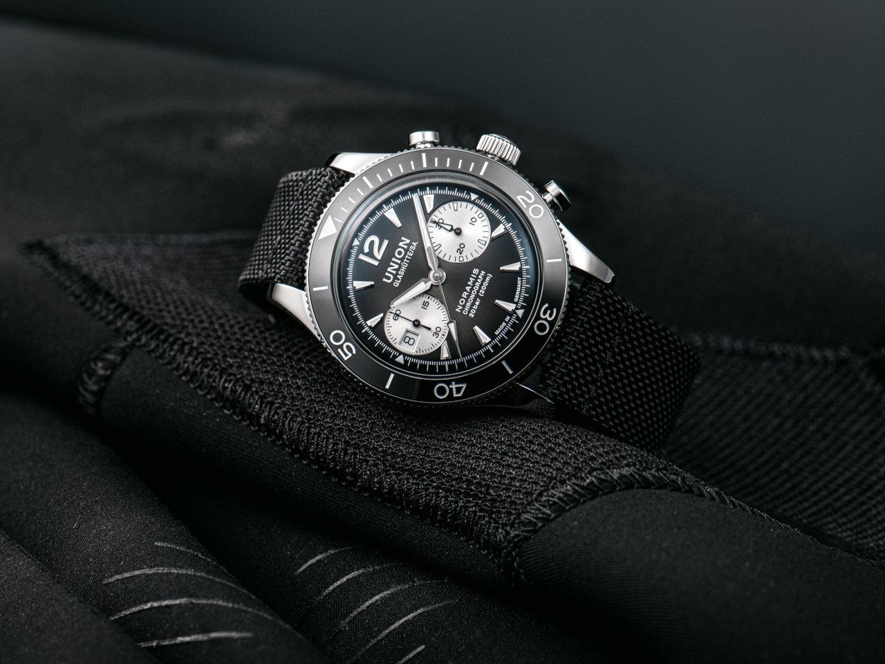 Union Glashütte Noramis Chronograph Sport Automatik Edelstahl 43mm graues Zifferblatt schwarzes Textilband – Herrenuhren Chronograph aus Edelstahl und Keramik. Das Gehäuse ist rund und silber. Das Textilarmband ist schwarz. Das Zifferblatt ist arabisch Index und anthrazit. – Ansicht 4