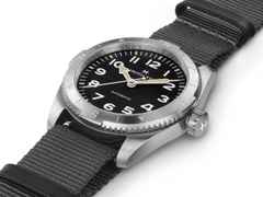 Hamilton Khaki Field Expedition Automatik Edelstahl 41mm schwarzes Zifferblatt graues Textilband – Herrenuhren Uhr ohne Datum aus Edelstahl. Das Gehäuse ist rund und silber. Das Textilarmband ist grau. Das Zifferblatt ist ein Index in schwarz. – Ansicht 3