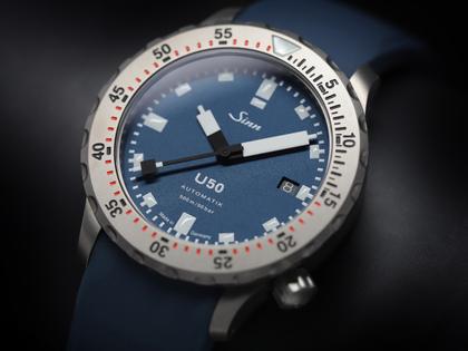 Sinn Spezialuhren U50 B Automatik U-Boot-Stahl 41mm blaues Zifferblatt blaues Textilband – Herrenuhren Uhr mit Datum aus Edelstahl und Metall. Das Gehäuse ist rund und grau. Das Textilarmband ist blau. Das Zifferblatt ist ein Index in blau. – Ansicht 5