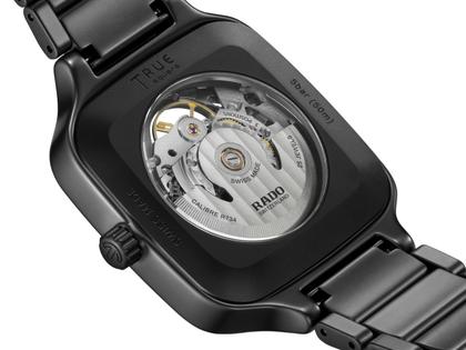 Rado True Square Skeleton Automatik Keramik 38mm skelettiertes Zifferblatt schwarzes Keramikband – Herrenuhren Uhr ohne Datum aus Keramik und Titan. Das Gehäuse ist quadratisch und grau. Das Keramikarmband ist schwarz. Das Zifferblatt ist skelettiert und schwarz. – Ansicht 3