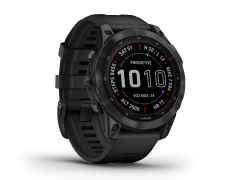 Garmin fenix 7 Sapphire Solar Titan schwarz beschichtet 47 mm Kautschukband schwarz – Herrenuhren Uhr Multifunktion aus DLC beschichtet, Kautschuk und Titan. Das Gehäuse ist rund und schwarz. Das Kautschuk / Kunststoff / Silikon Armband ist schwarz. Das Zifferblatt ist digital und silber. – Ansicht 4
