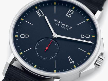 Nomos Glashütte Ahoi Atlantik Automatik Glasboden – Herrenuhren Uhr ohne Datum aus Edelstahl. Das Gehäuse ist rund und silber. Das Textilarmband ist blau. Das Zifferblatt ist arabisch Index und blau. – Ansicht 2