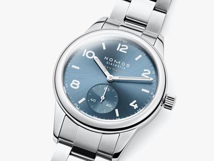 Nomos Glashütte Club Sport neomatik 37 Polar Automatik Edelstahl blaues Zifferblatt Metallband Glasboden – Herrenuhren Uhr ohne Datum aus Edelstahl. Das Gehäuse ist rund und silber. Das Edelstahlarmband ist silber. Das Zifferblatt ist arabisch Index und blau. – Ansicht 2
