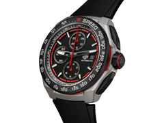 TAG Heuer Formula 1 Chronograph Automatik Titan 44mm schwarzes Zifferblatt schwarzes Kautschukband – Herrenuhren Chronograph aus Aluminium, DLC beschichtet, Kautschuk und Titan. Das Gehäuse ist rund und grau. Das Kautschuk / Kunststoff / Silikon Armband ist schwarz. Das Zifferblatt ist ein Index in schwarz. – Ansicht 2