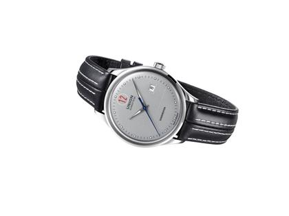 Union Glashütte Noramis Datum Paul Pietsch Sonderedition Automatik Edelstahl 40mm silbernes Zifferblatt schwarzes Lederband – Herrenuhren Uhr mit Datum aus Edelstahl. Das Gehäuse ist rund und silber. Das Lederarmband ist schwarz. Das Zifferblatt ist ein Index in silber. – Ansicht 2