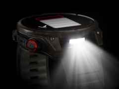 Garmin fenix 8 Pro 47mm AMOLED faserverstärktes Polymer und Titan DLC-Carbongrau digitales Zifferblatt schwarzes Silikonband – Herrenuhren Uhr Multifunktion aus DLC beschichtet, Kunststoff und Titan. Das Gehäuse ist rund und grau. Das Kautschuk / Kunststoff / Silikon Armband ist schwarz. Das Zifferblatt ist digital und schwarz. – Ansicht 5