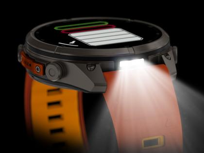 Garmin Fenix 9 Pro inReach Titan 47mm digitales Display orangefarbenes Silikonband – Herrenuhren Uhr Multifunktion aus Kautschuk und Titan. Das Gehäuse ist rund und grau. Das Kautschuk / Kunststoff / Silikon Armband ist orange. Das Zifferblatt ist digital und schwarz. – Ansicht 6