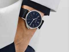 Nomos Glashütte Ahoi neomatik Atlantik Automatik Edelstahl 36mm blaues Zifferblatt schwarzes Textilband Glasboden – Damenuhren Uhr ohne Datum aus Edelstahl. Das Gehäuse ist rund und silber. Das Textilarmband ist blau. Das Zifferblatt ist arabisch Index und blau. – Ansicht 4