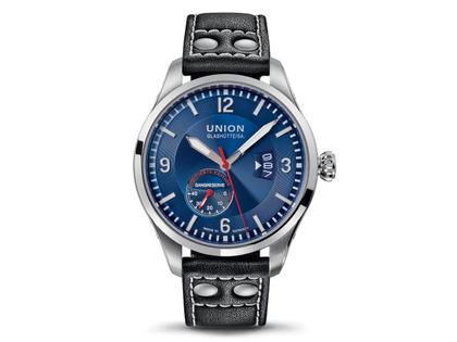 Union Glashütte Belisar Pilot Sachsen Classic 2016 Limited Edition Automatik Edelstahl 45mm blaues Zifferblatt schwarzes Lederband – Herrenuhren Uhr mit Datum aus Edelstahl. Das Gehäuse ist rund und silber. Das Lederarmband ist schwarz. Das Zifferblatt ist arabisch Index und blau.