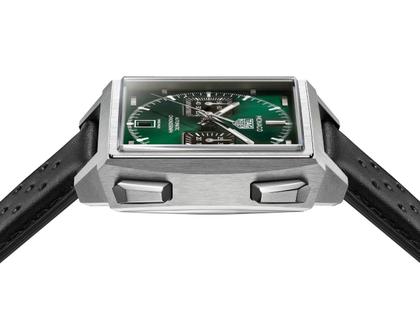 TAG Heuer Monaco Chronograph Automatik Titan 39mm grünes Zifferblatt schwarzes Lederband – Herrenuhren Chronograph aus Titan. Das Gehäuse ist quadratisch und grau. Das Lederarmband ist schwarz. Das Zifferblatt ist ein Index in grün. – Ansicht 3
