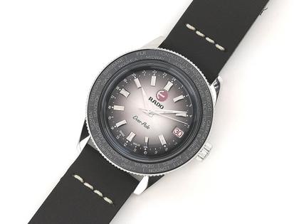 Rado Captain Cook Over-Pole Limited Edition Handaufzug Edelstahl 37 mm graues Zifferblatt Lederarmband R32116158 Full Set Occasion Neu – Herrenuhren Uhr mit Datum aus Edelstahl und Keramik. Das Gehäuse ist rund und silber. Das Lederarmband ist braun. Das Zifferblatt ist ein Index in grau. – Ansicht 4