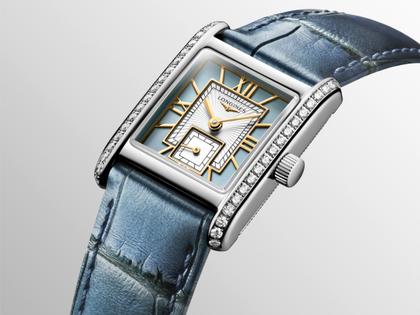 Longines DolceVita   Mini Quarz Edelstahl 22x29mm Brillantbesatz blaues Zifferblatt blaues Lederband – Damenuhren Uhr ohne Datum aus Edelstahl, Leder und vergoldet. Das Gehäuse ist rechteckig und silber. Das Lederarmband Kroko / Alligator ist blau. Das Zifferblatt ist römisch und blau. – Ansicht 3