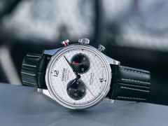 Union Glashütte Noramis Chronograph Sachsen Classic 2025 Limited Edition Automatik Edelstahl 42mm silberfarbenes Zifferblatt schwarzes Lederband – Herrenuhren Chronograph aus Edelstahl und Leder. Das Gehäuse ist rund und silber. Das Lederarmband ist schwarz. Das Zifferblatt ist arabisch Index und silber. – Ansicht 5