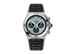 Breitling Chronomat B01 42 Automatik Edelstahl Platin eisblaues Zifferblatt schwarzes Kautschukband – Herrenuhren Chronograph aus 950 Platin und Edelstahl. Das Gehäuse ist rund und silber. Das Kautschuk / Kunststoff / Silikon Armband ist schwarz. Das Zifferblatt ist ein Index in blau.