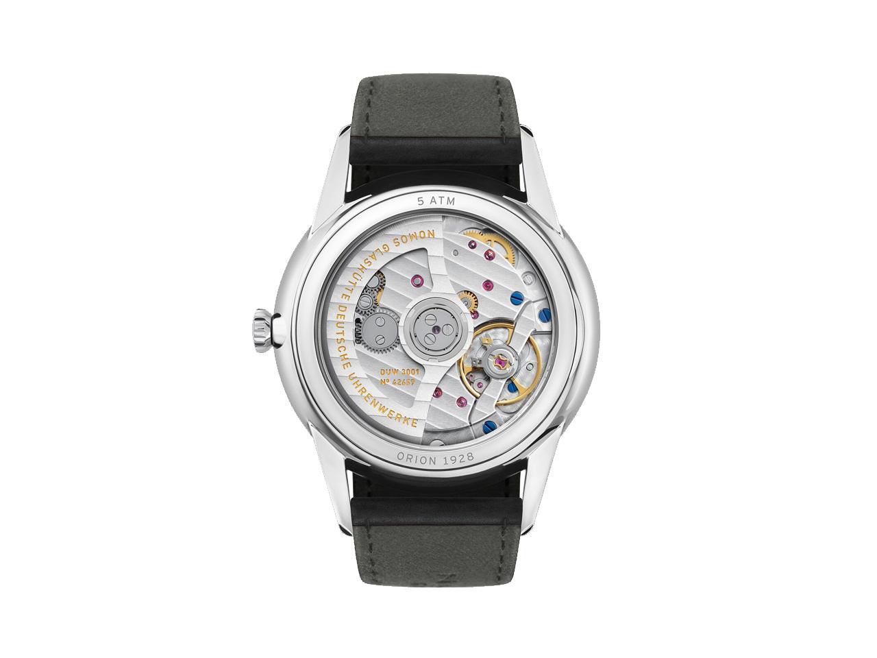 Nomos Glashütte Orion neomatik 39 New Black Automatik Edelstahl 39mm schwarzes Zifferblatt schwarzes Lederband Glasboden – Herrenuhren Uhr ohne Datum aus Edelstahl, Leder und rhodiniert. Das Gehäuse ist rund und silber. Das Lederarmband ist schwarz. Das Zifferblatt ist ein Index in schwarz. – Ansicht 2
