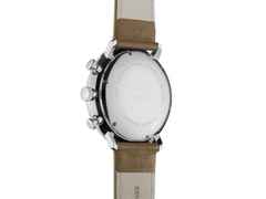Junghans Max Bill Chronoscope Automatik Edelstahl 40mm silbernes Zifferblatt braunes Lederband – Herrenuhren Chronograph aus Edelstahl und Leder. Das Gehäuse ist rund und silber. Das Lederarmband ist braun. Das Zifferblatt ist arabisch Index und silber. – Ansicht 3