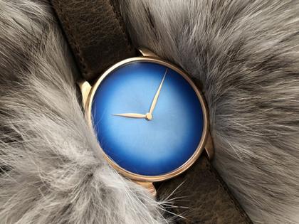 H. Moser & Cie. Venturer Concept Arctic Blue Fumé Handaufzug Rotgold 39mm blaues Zifferblatt braunes Lederband – Herrenuhren Uhr ohne Datum aus 750 Rotgold. Das Gehäuse ist rund und roségold. Das Lederarmband ist braun. Das Zifferblatt ist ohne Zeichen und blau. – Ansicht 2