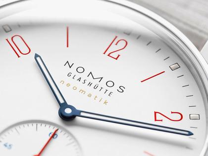 Nomos Glashütte Ahoi neomatik Signalweiß Automatik Edelstahl 36mm weißes Zifferblatt graues Textilband – Damenuhren Uhr ohne Datum aus Edelstahl. Das Gehäuse ist rund und silber. Das Textilarmband ist grau. Das Zifferblatt ist arabisch Index und weiß. – Ansicht 3