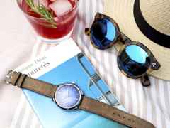 H. Moser & Cie. Endeavour Centre Seconds Automatic Funky Blue Weißgold 40mm blaues Zifferblatt braunes Lederband – Herrenuhren Uhr ohne Datum aus 750 Weißgold. Das Gehäuse ist rund und silber. Das Lederarmband ist braun. Das Zifferblatt ist ein Index in blau. – Ansicht 3
