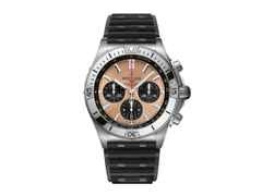 Breitling Chronomat B01 42 Automatik Edelstahl braunes Zifferblatt schwarzes Kautschukband – Herrenuhren Chronograph aus Edelstahl. Das Gehäuse ist rund und silber. Das Kautschuk / Kunststoff / Silikon Armband ist schwarz. Das Zifferblatt ist ein Index in bronze.