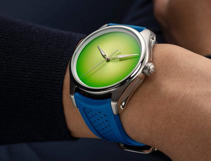 H. Moser & Cie. Pioneer Centre Seconds Concept Citrus Green Automatik Edelstahl 42,8mm grünes Zifferblatt blaues Kautschukband – Herrenuhren Uhr ohne Datum aus Edelstahl. Das Gehäuse ist rund und silber. Das Kautschuk / Kunststoff / Silikon Armband ist blau. Das Zifferblatt ist ohne Zeichen und grün. – Ansicht 2