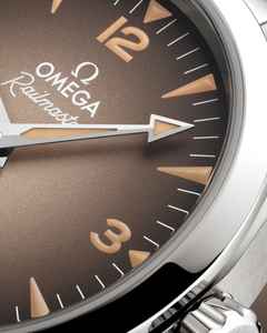Omega Seamaster Railmaster Automatik Edelstahl 38mm braunes Zifferblatt Metallband – Herrenuhren Uhr ohne Datum aus Edelstahl. Das Gehäuse ist rund und silber. Das Edelstahlarmband ist silber. Das Zifferblatt ist arabisch Index und braun. – Ansicht 2