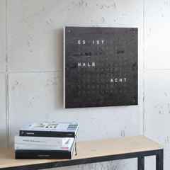 Qlocktwo Earth 45 Creator's Edition Metamorphite mit weiß lackiertem Holz – Großuhren Wanduhr aus Eisen. Das Gehäuse ist quadratisch und weiß. Das Zifferblatt ist digital und grau. – Ansicht 3