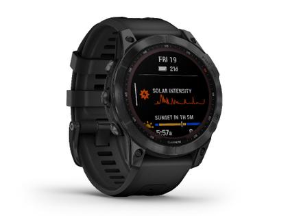 Garmin fenix 7 Sapphire Solar Titan schwarz beschichtet 47 mm Kautschukband schwarz – Herrenuhren Uhr Multifunktion aus DLC beschichtet, Kautschuk und Titan. Das Gehäuse ist rund und schwarz. Das Kautschuk / Kunststoff / Silikon Armband ist schwarz. Das Zifferblatt ist digital und silber. – Ansicht 5
