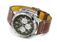 Breitling Super Avi B04 Chronograph GMT 46 Curtiss Warhawk Automatik Edelstahl grünes Zifferblatt braunes Lederband – Herrenuhren Chronograph aus Edelstahl. Das Gehäuse ist rund und silber. Das Lederarmband ist braun. Das Zifferblatt ist arabisch und grün. – Ansicht 2