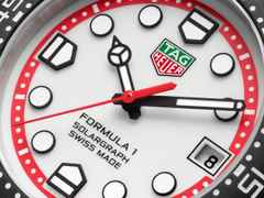 TAG Heuer Formula 1 Solargraph Quarz Kunststoff 38mm weißes Zifferblatt rotes Kautschukband – Herrenuhren Uhr mit Datum aus Edelstahl und Kunststoff. Das Gehäuse ist rund und silber. Das Kautschuk / Kunststoff / Silikon Armband ist rot. Das Zifferblatt ist ein Index in weiß. – Ansicht 4