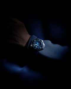 Omega Seamaster Ploprof 1200M Automatik Edelstahl 55x45mm blaues Zifferblatt blaues Kautschukband Summer Blue – Herrenuhren Uhr ohne Datum aus Edelstahl und Kautschuk. Das Gehäuse ist rund und silber. Das Kautschuk / Kunststoff / Silikon Armband ist blau. Das Zifferblatt ist ein Index in blau. – Ansicht 5
