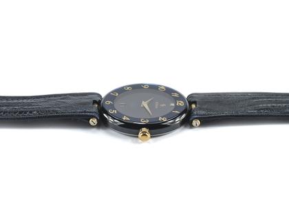 Juwelier Roller Safira Damenuhr Edelstahl Lederband blau Refurbished Occasion – Damenuhren Uhr mit Datum aus 750 Gelbgold, Edelstahl und Leder. Das Gehäuse ist rund und schwarz. Das Lederarmband Eidechse ist blau. Das Zifferblatt ist arabisch und schwarz. – Ansicht 4