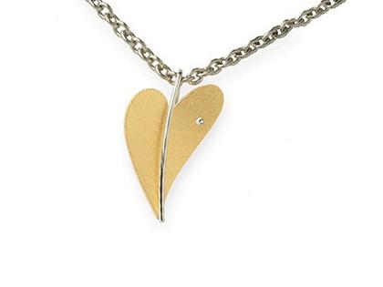 Ernstes Design Set 05 Edelstahl gelbvergoldet Herzanhänger Größe 2 mittel Brillant – Anhänger Anhänger mit Besatz aus Edelstahl und und vergoldet.