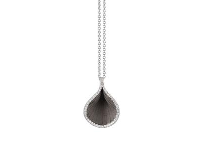 Cammilli Firenze Goccia Kette mit Anhänger Black Lava Gold 45cm mit Brillanten 0,130ct – Halsschmuck Collier aus 750 Weißgold und und rhodiniert.