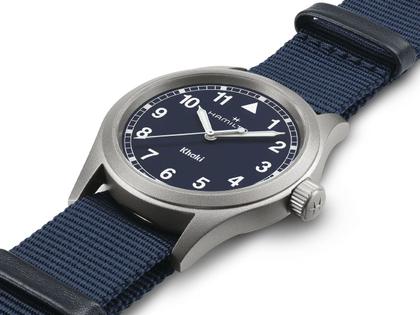 Hamilton Khaki Field Quartz Edelstahl 38mm blaues Zifferblatt blaues NATO-Textilband – Herrenuhren Uhr ohne Datum aus Edelstahl. Das Gehäuse ist rund und grau. Das Textilarmband ist blau. Das Zifferblatt ist ein Index in blau. – Ansicht 2