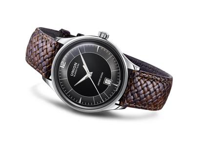 Union Glashütte Noramis Datum Deutschland Klassik 2020 Limitierte Edition Automatik Edelstahl 40mm schwarzes Zifferblatt braunes Lederband – Herrenuhren Uhr mit Datum aus Edelstahl. Das Gehäuse ist rund und silber. Das Lederarmband ist braun. Das Zifferblatt ist arabisch Index und grau. – Ansicht 3
