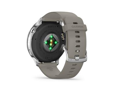 Garmin Venu 4 Quarz Edelstahl und Polymer 45mm digitales Zifferblatt graues Silikonband – Herrenuhren Uhr Multifunktion aus Edelstahl und Faserverstärktes Polymer. Das Gehäuse ist rund und silber. Das Kautschuk / Kunststoff / Silikon Armband ist grau. Das Zifferblatt ist digital und schwarz. – Ansicht 4