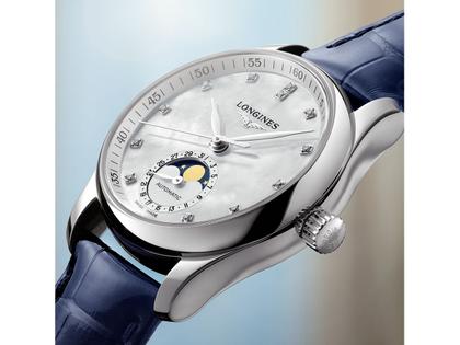 Longines Master Collection Automatik Edelstahl 34mm weißes Perlmutt-Zifferblatt mit Diamanten blaues Lederband – Damenuhren Uhr mit Datum aus Edelstahl und Leder. Das Gehäuse ist rund und silber. Das Lederarmband Kroko / Alligator ist blau. Das Zifferblatt ist ein Index in weiß. – Ansicht 5