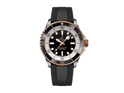 Breitling Superocean Automatic 42 Edelstahl schwarzes Zifferblatt schwarzes Kautschukband – Herrenuhren Uhr ohne Datum aus 750 Rotgold, Edelstahl und Keramik. Das Gehäuse ist rund und silber-roségold. Das Kautschuk / Kunststoff / Silikon Armband ist schwarz. Das Zifferblatt ist ein Index in schwarz.