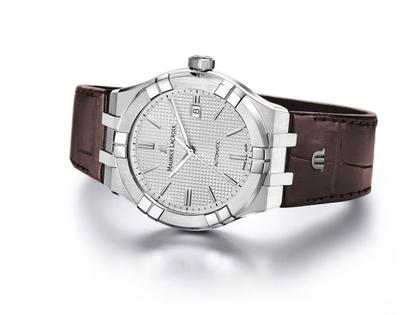 Maurice Lacroix Aikon Automatik Edelstahl 42mm silbernes Zifferblatt braunes Lederband – Herrenuhren Uhr mit Datum aus Edelstahl. Das Gehäuse ist rund und silber. Das Lederarmband ist braun. Das Zifferblatt ist ein Index in silber. – Ansicht 2
